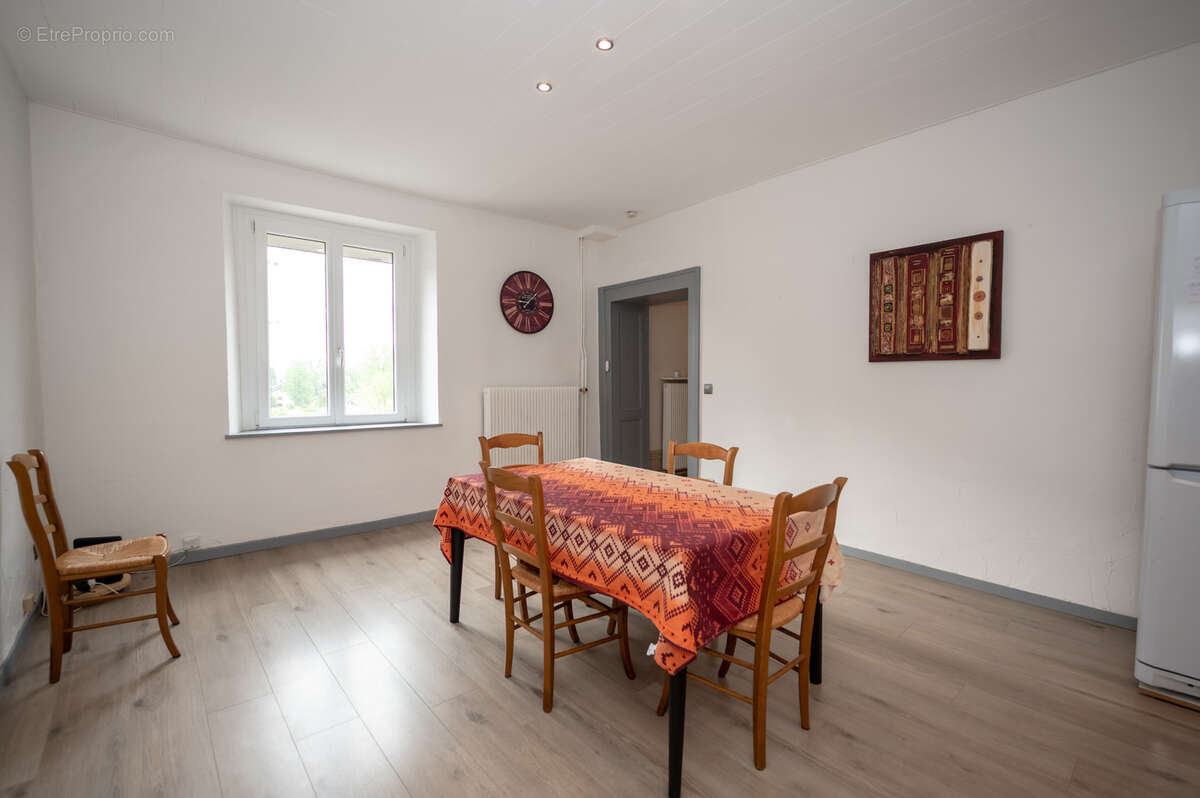 Appartement à FRASNE