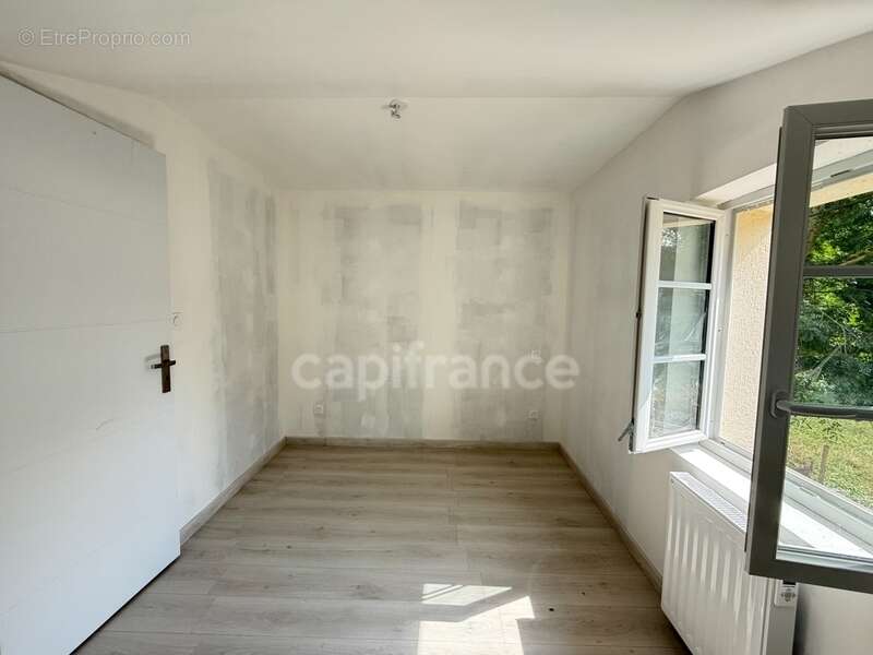 Berzé-la-Ville – Maison troglodyte avec grotte naturelle, charme brut et rénovation moderne - photo 13