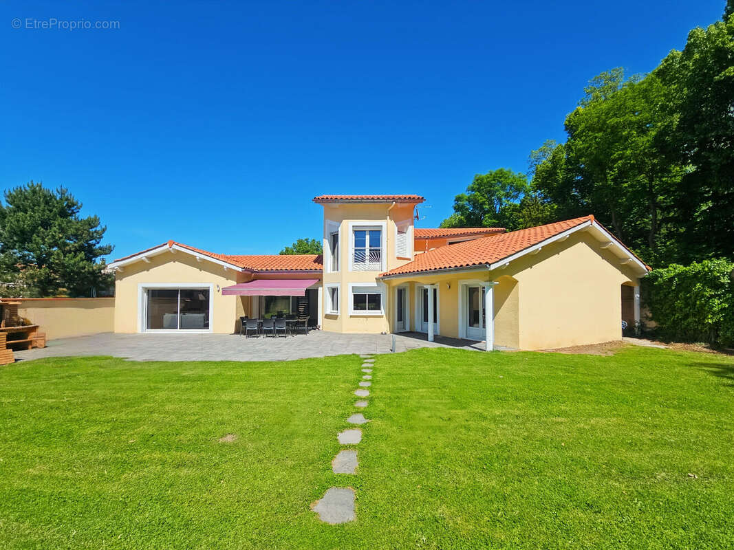 Maison à UNIAS