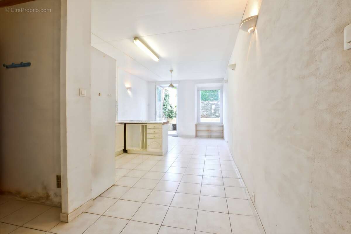 Saint-Chinian – Maison de village de 95 m², 4 chambres et cour sans vis-à-vis - photo 12