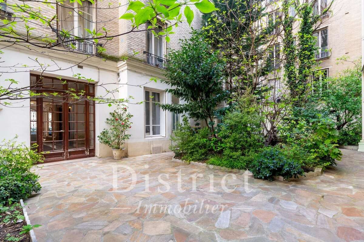 Appartement à PARIS-16E