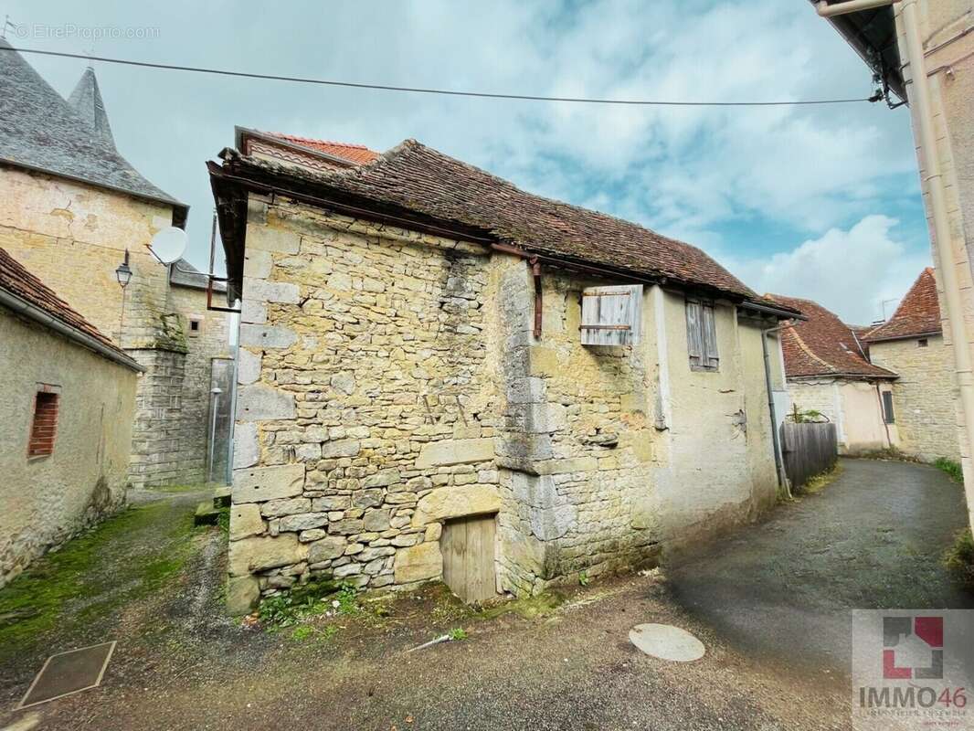 Maison à MAYRINHAC-LENTOUR