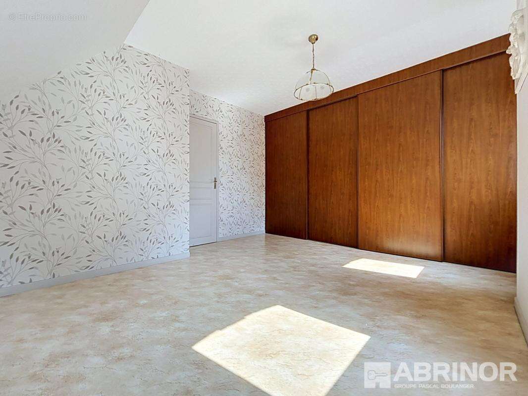 Maison individuelle en briques bâtie sur 697 m² - photo 11