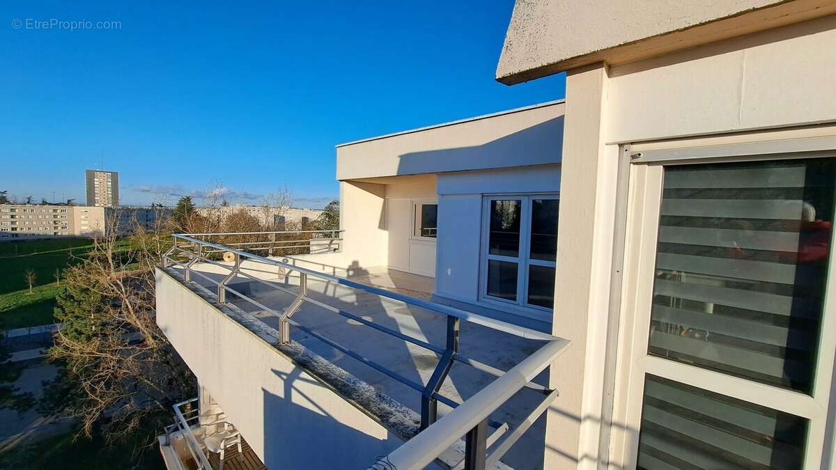en partie  2ème  terrasse façade ouest  - Appartement à POITIERS