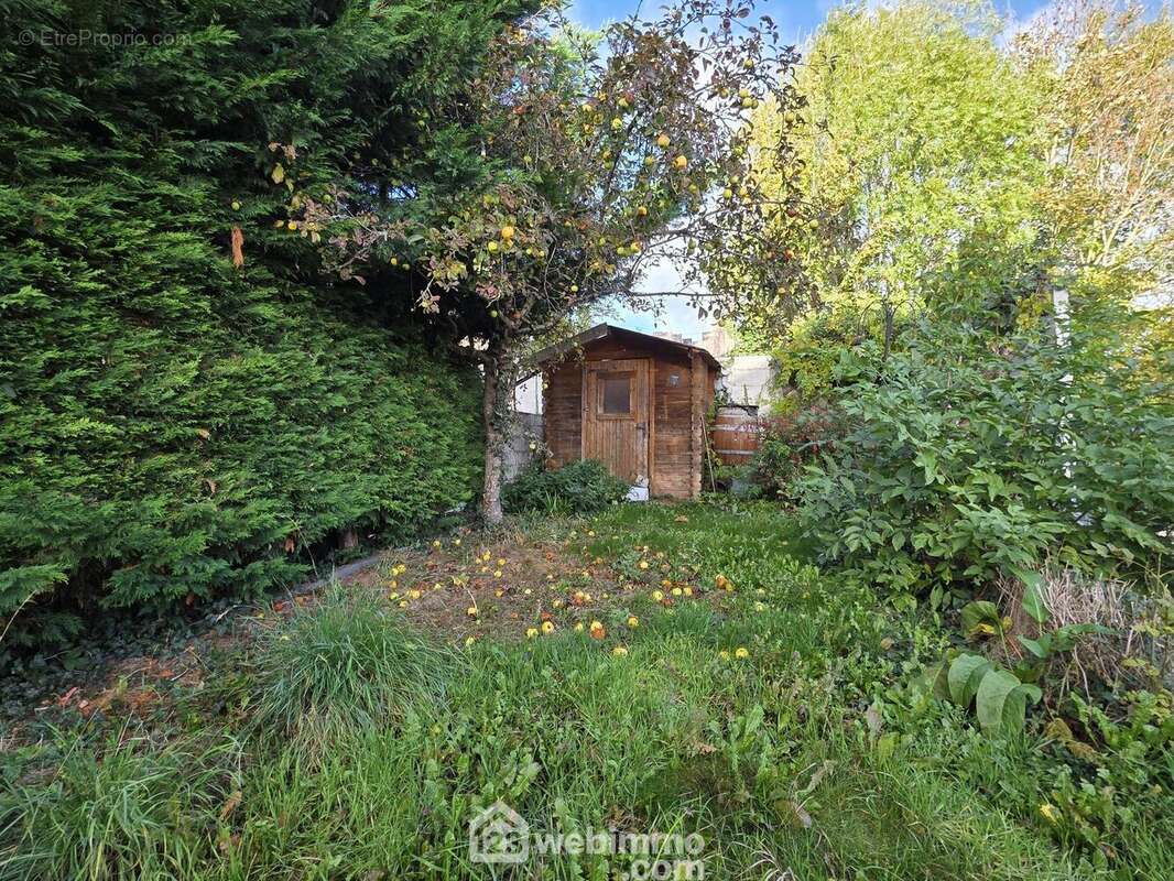À l?arrière, profitez d?un coin de nature paisible avec son cabanon en bois, idéal pour profiter des beaux jours ! - Maison à SAINT-QUENTIN