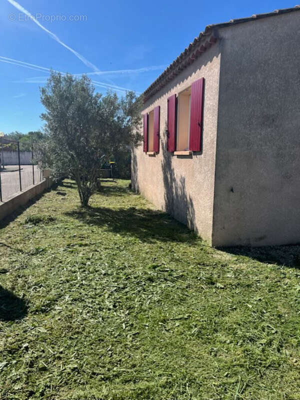 Saint Etienne du Grès : Villa de plein pied, 3 chambres, terrain 420m² - photo 2