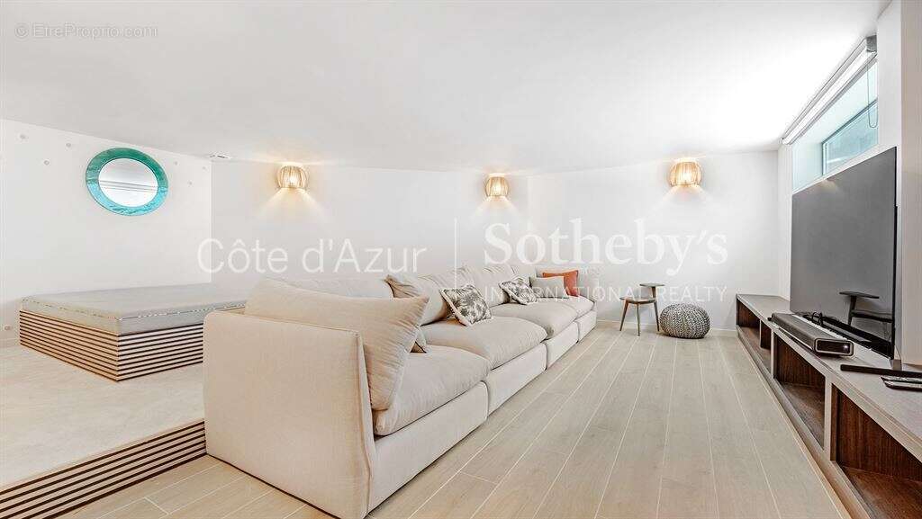 Villa contemporaine d'exception à vendre à Sainte-Maxime: 440 m², 5 chambres, proche plage et centre - photo 16