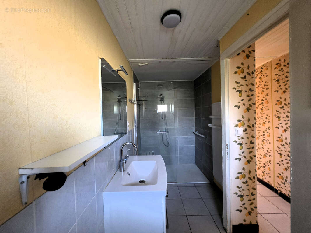 Gros potentiel pour cette ferme a rafraichir sur mezeriat - photo 5