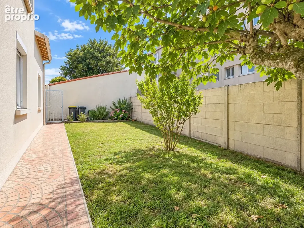 PROCHE COMMERCES - Maison de 109 m² avec garage & dépendances - photo 8