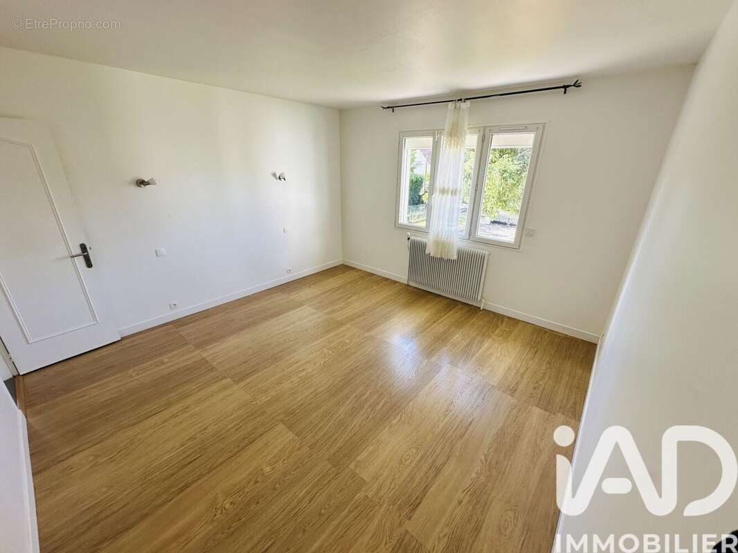 Maison 115 m² à Saint-Arnoult-En-Yvelines  - photo 7