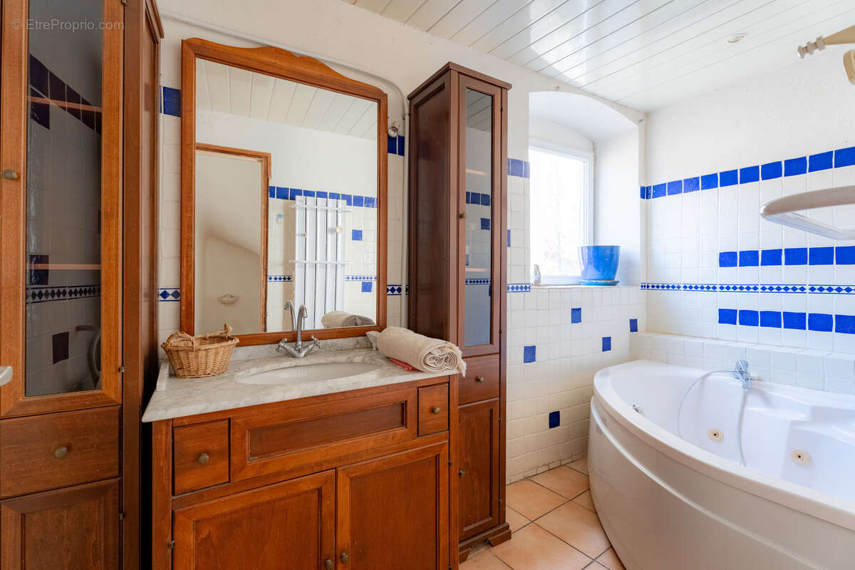 Maison à SIMIANE-COLLONGUE