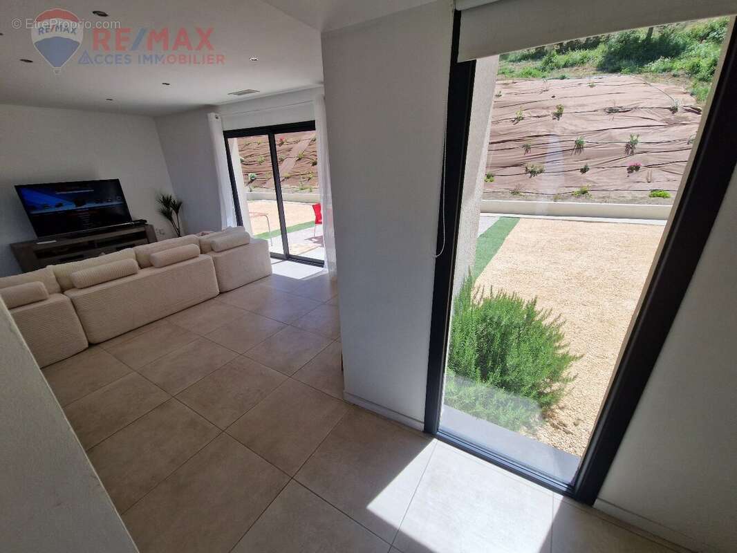 Villa 4 faces de plain pied de type 4 avec garage et jardin - photo 6