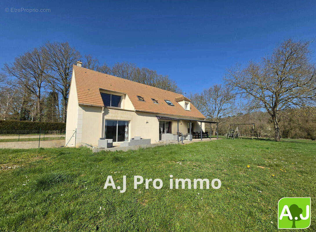 Maison à HOUDAN