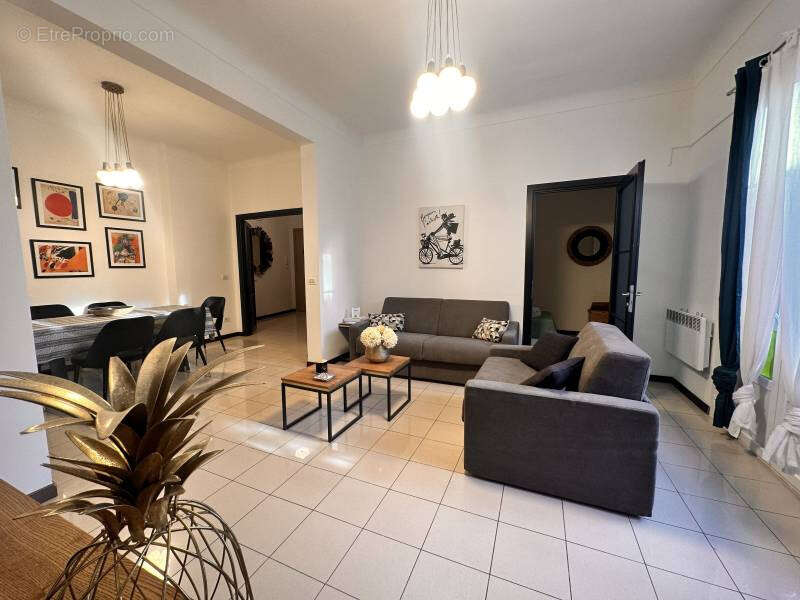 MENTONE - MADONE -  A quelques pas des plages, spacieux 3P de 72,43 m2 rénové avec balcon et cave. - photo 2
