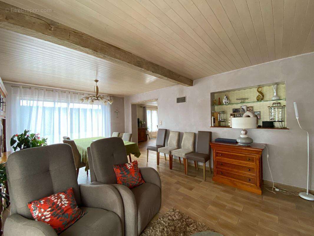 Maison à SAINT-HILAIRE-DE-CHALEONS