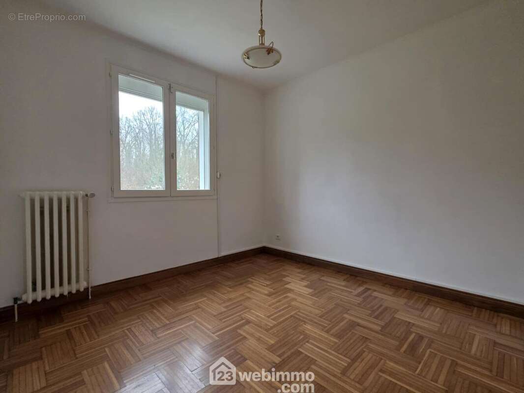 La deuxième chambre, les sols sont en parquet