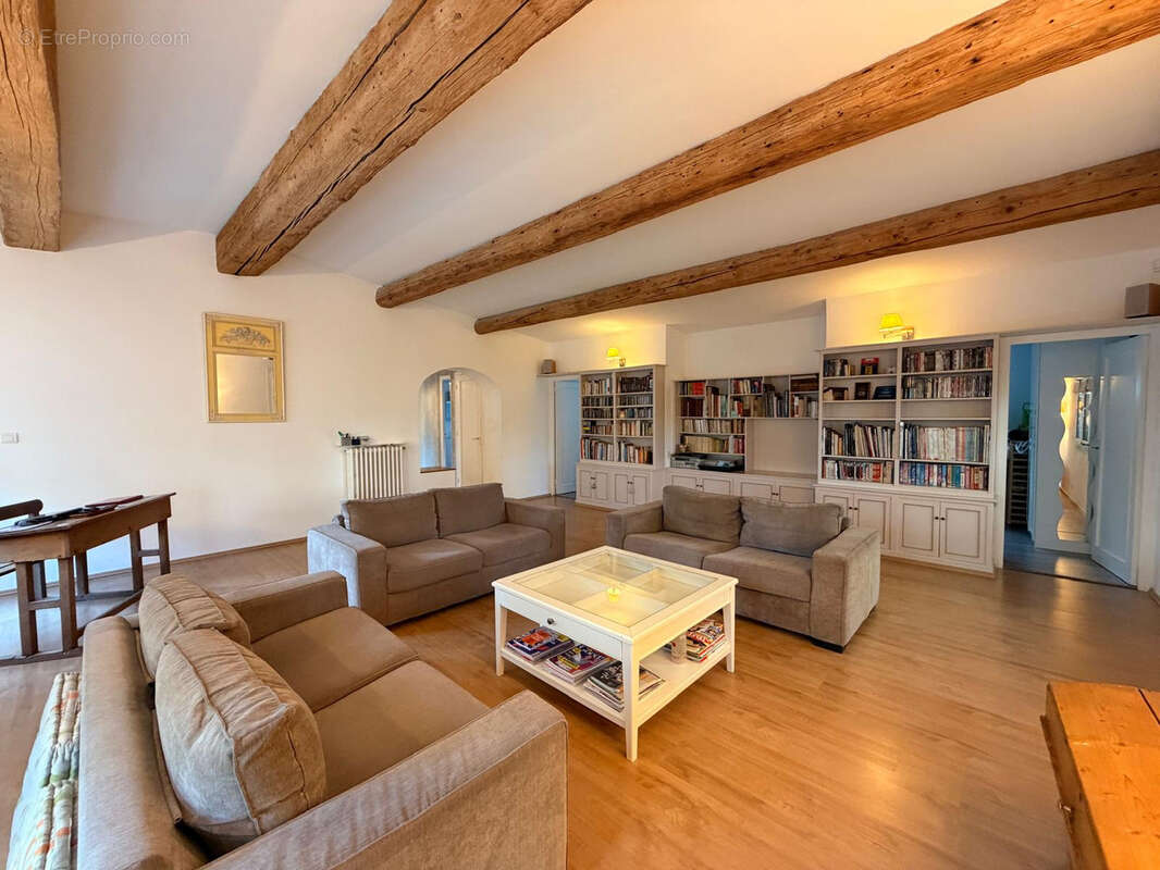 NIMES TOUR MAGNE Splendide maison 7 pièces de 205 m2 avec piscine et garage, sur 1500 m2 de terrain - photo 14