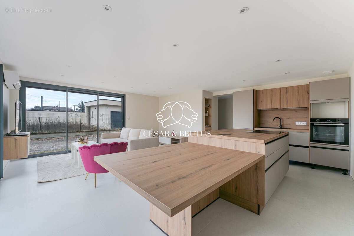 Maison 134 m² à Decines-Charpieu  - photo 5