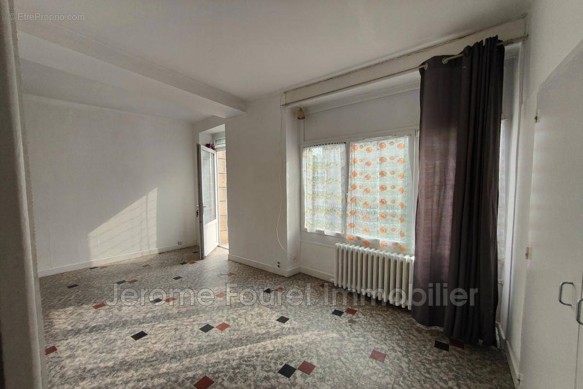 Appartement à MONTAIGNAC-SAINT-HIPPOLYTE