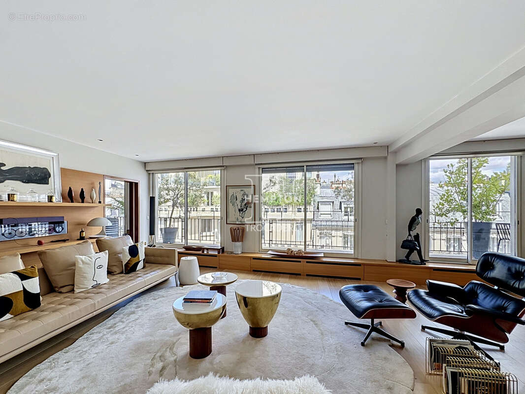 Appartement à PARIS-16E