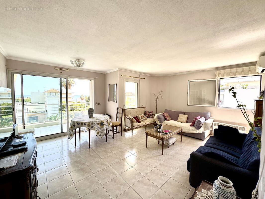 Golfe Juan à 300 m de la plage, vaste trois pièces de 79 m2 avec 52 m2 de terrasses - photo 2