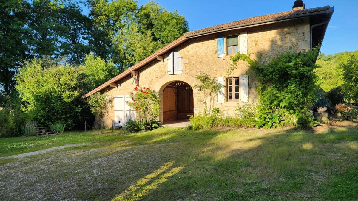 Maison en Pierre 280m² - Terrain 20 317 m² - Dépendances - PISCINE - photo 17