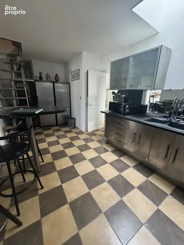 165 m² au dernier étage avec ascenseur dans immeuble en pierre de taille - photo 4