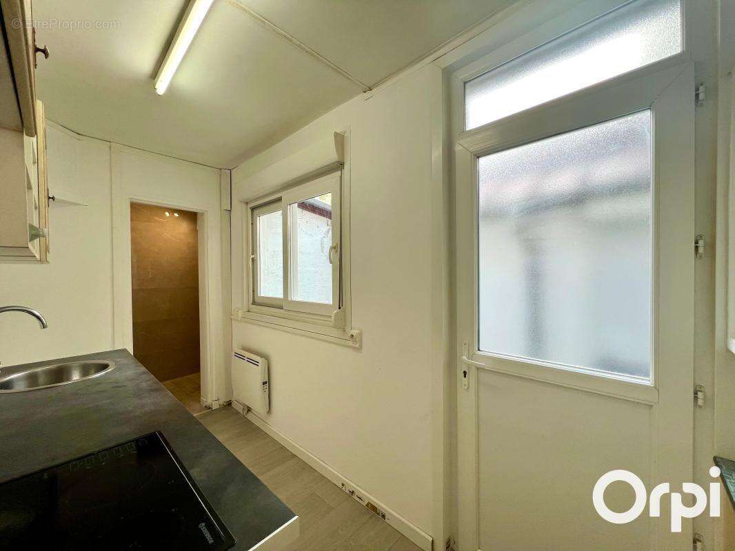  A Vendre Jolie maison de ville - Cour - 2 chambres - Mezzanine - photo 3