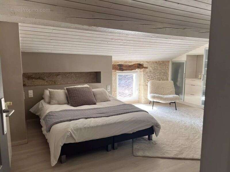 En campagne, isolée, maison ancienne rénovée avec dépendances et terrain attenant - photo 12