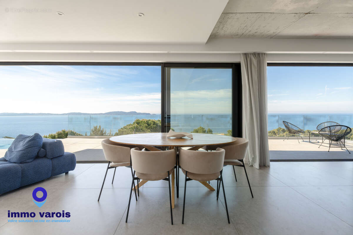 Carqueiranne vue mer panoramique, villa contemporaine 180 m2, 4 chambres, piscine chauffée, terrain 1 000 m2 - photo 3