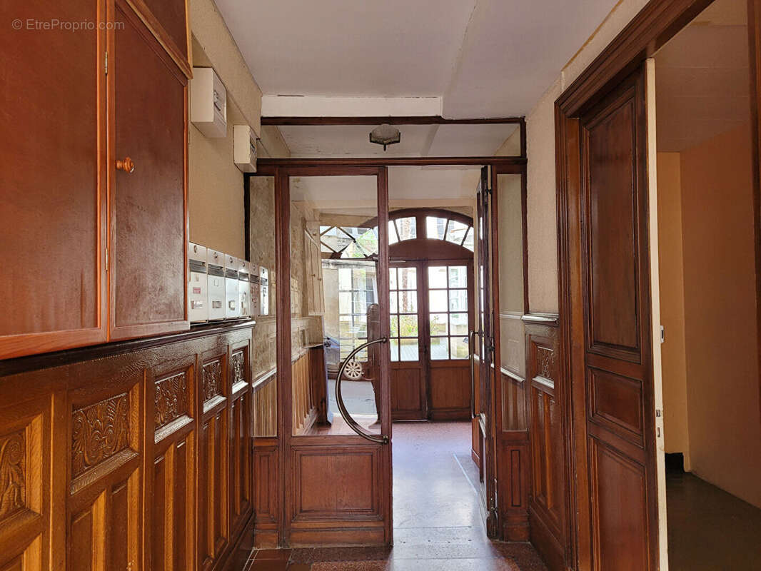 SOUS OFFRE - ROCHEFORT centre ville local professionnel de 32.14 m² - chauffage collectif - photo 2