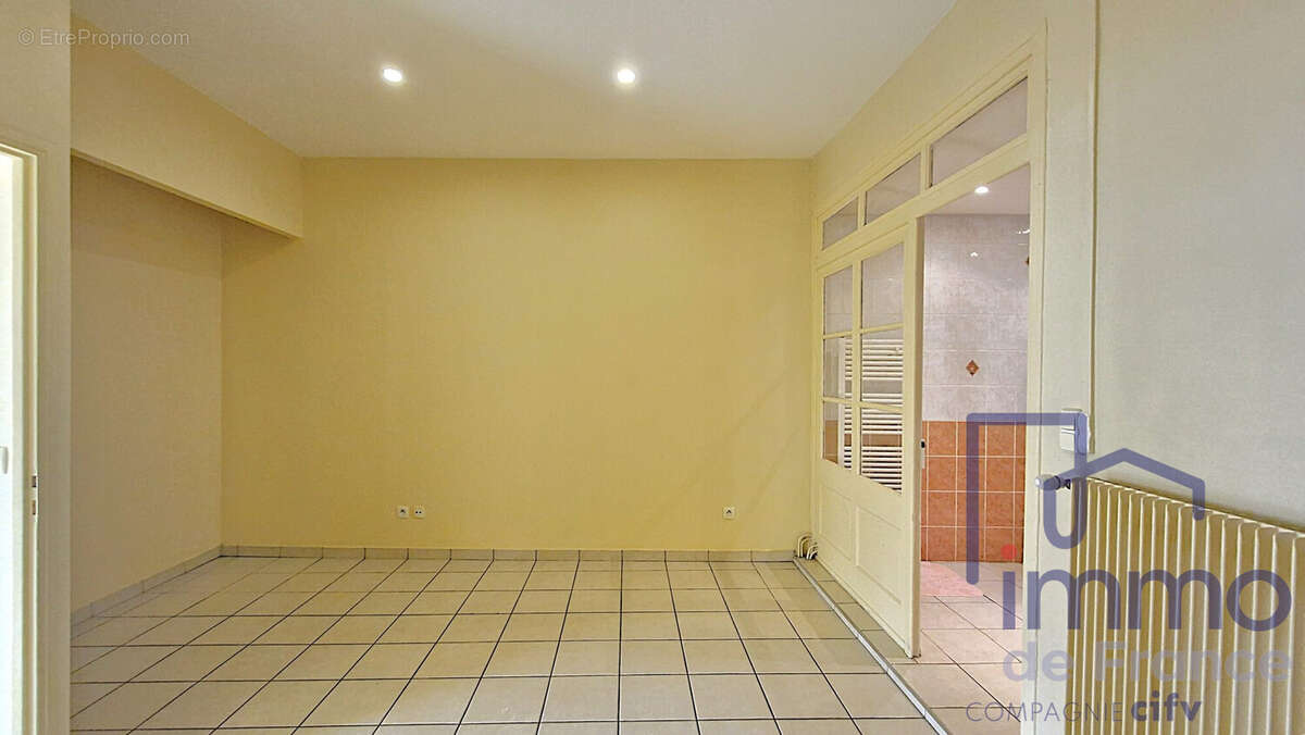 CHAMBRE ACTUELLE VIDE AVEC ACCES SALLE DE BAINS - Appartement à SAINT-ETIENNE