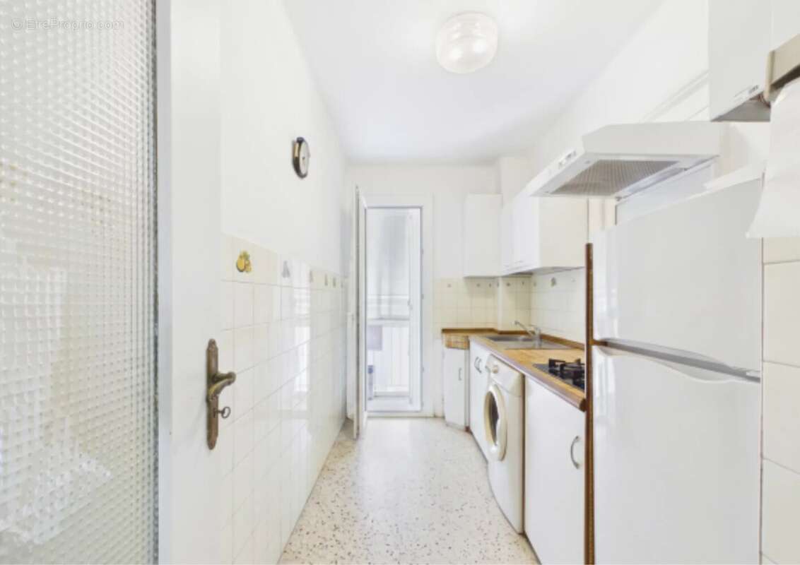  ideal famille - juan-les-pins centre – superbe t3 avec garage fermé - photo 3