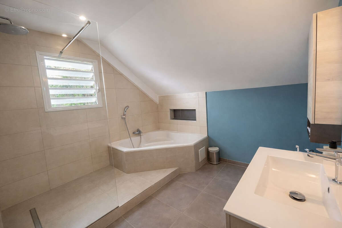 A VENDRE - Maison F6 avec vue dans les bas de La Bretagne - photo 12