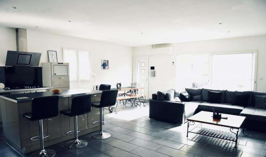 Grand ensemble immobilier de 367 m² avec terrain & Parking - photo 5