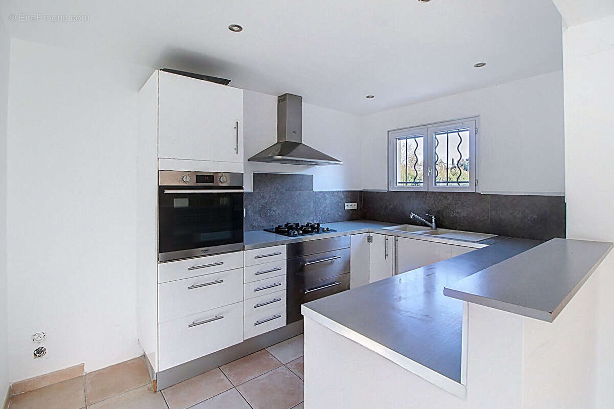EXCLUSIVITÉ - Maison à Lorgues T4 sur 2145 m² de terrain avec une belle piscine et garage - photo 4
