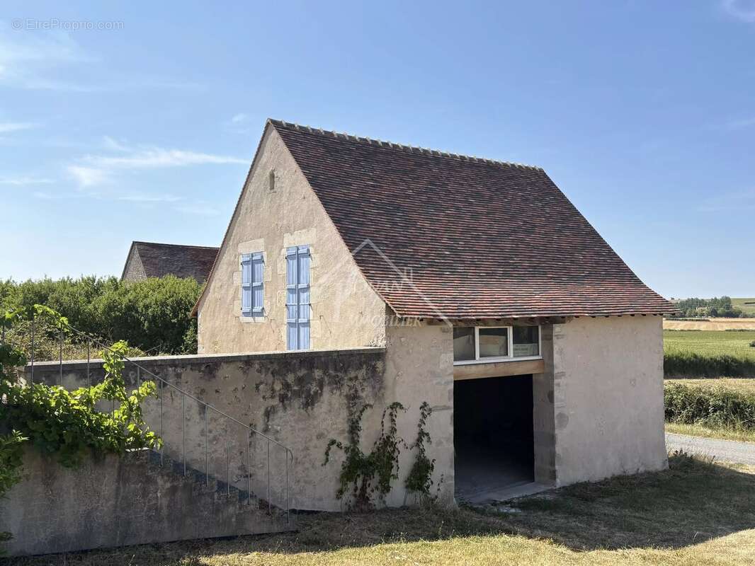 Propriété de caractère proche CHARROUX - photo 3