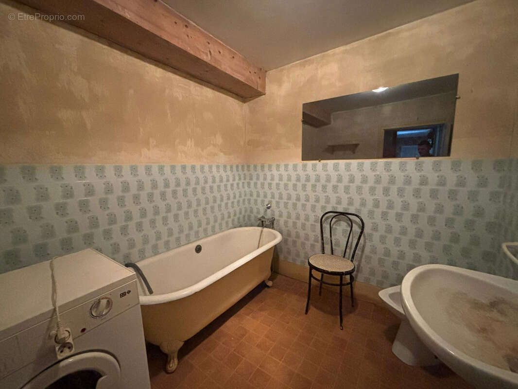 Maison à BAGE-LE-CHATEL