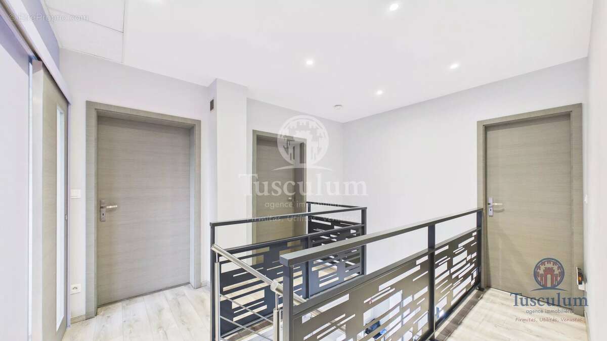 RUSSANGE – Maison familiale 4 chambres, bureau, véranda et double garage - photo 19