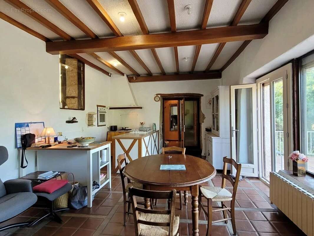 Charmante maison de campagne familiale sur un terrain de plus de 6000 m², à 10 minutes de Cahors. - photo 4