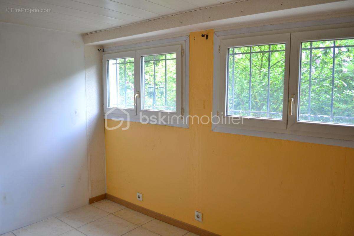 En exclusivité À vendre : Maison élevée sur sous-sol dans un quartier calme - photo 5