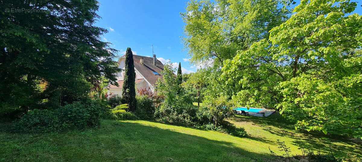 DEMEURE DE CHARME 180 m2 - grand garage - piscine - parc - photo 7