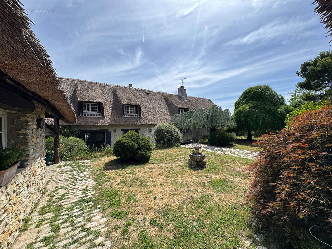 Belle propriété ancienne avec 3 corps de bâtiments  MONTFORT L 'AMAURY  12 pièces 340 m2 - photo 8
