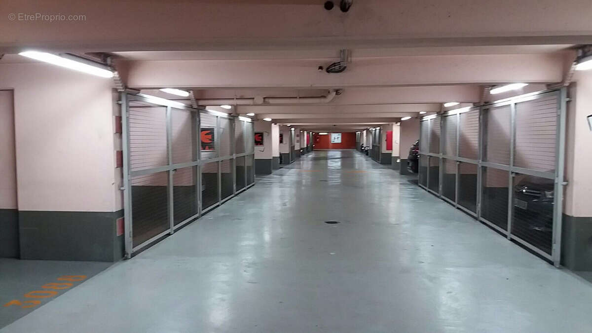 Parking à PARIS-16E