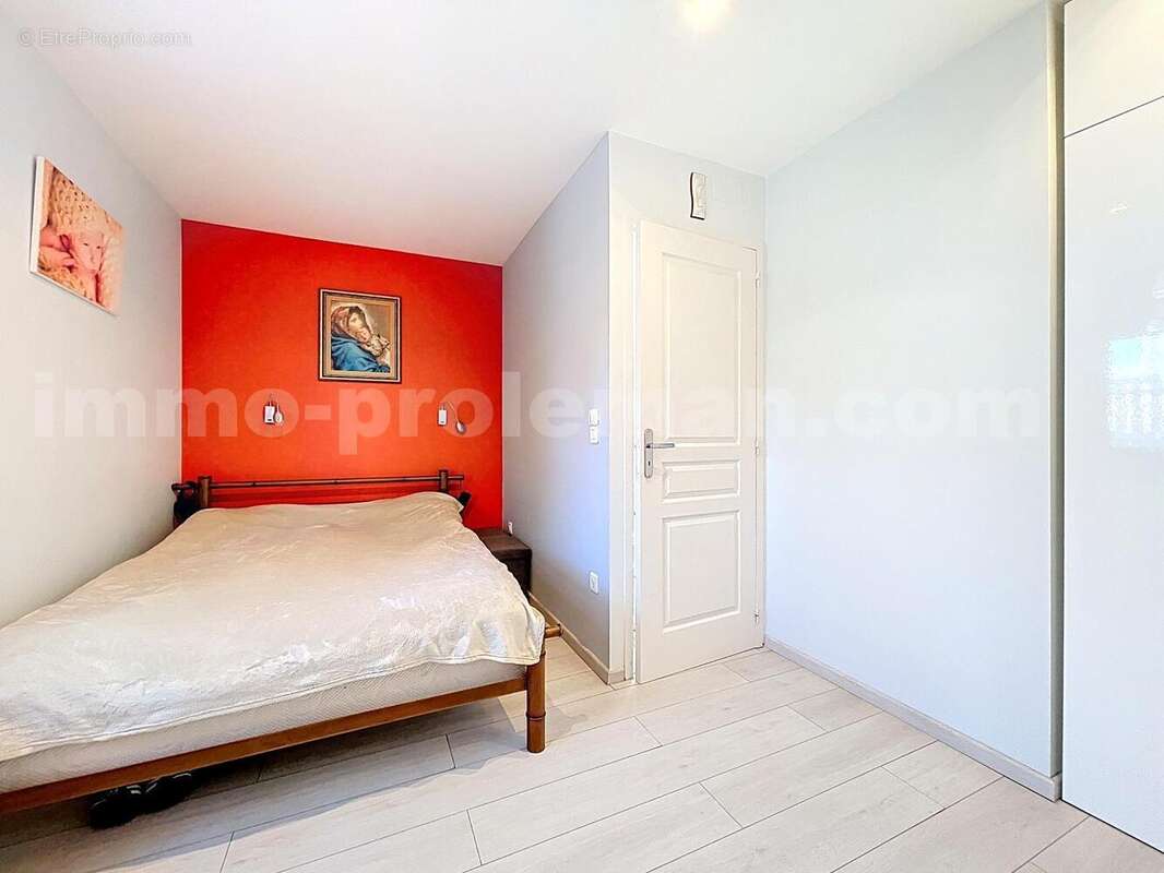 Maison_individuelle_terrain_cuisine_séparée_Vétraz_Monthoux_proche_commerces_bus_tram_ceva_gare_frontieres_suisse_genève_exterieur_salon_séjour_cuisine_Chambre_1_ - Maison à VETRAZ-MONTHOUX
