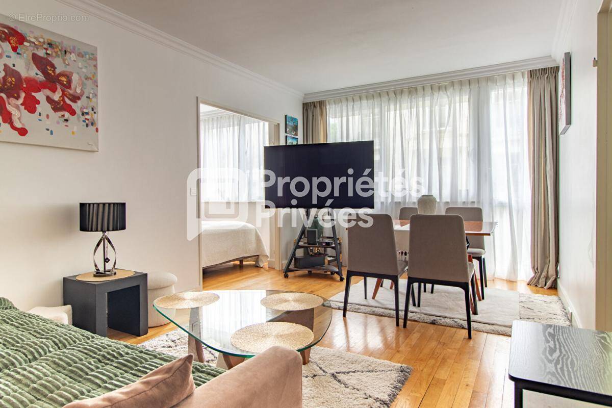 Appartement à PARIS-16E
