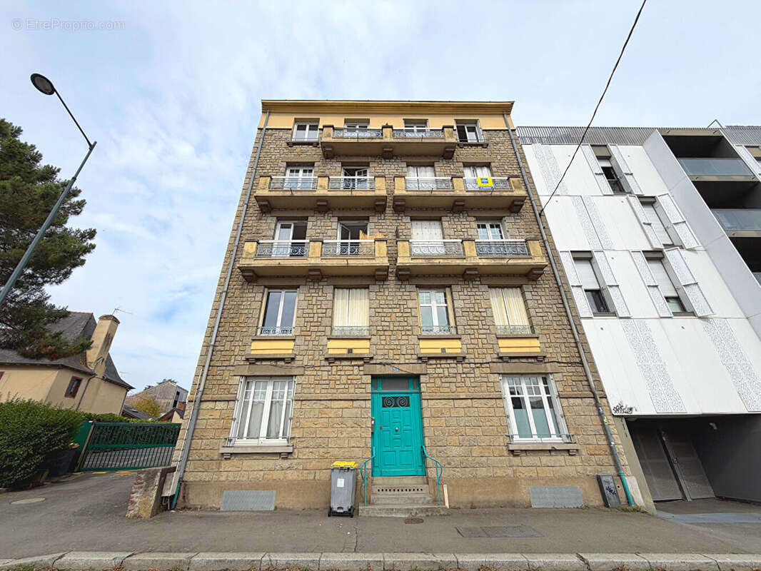 T2 en dernier etage - rue de nantes ! - photo 2