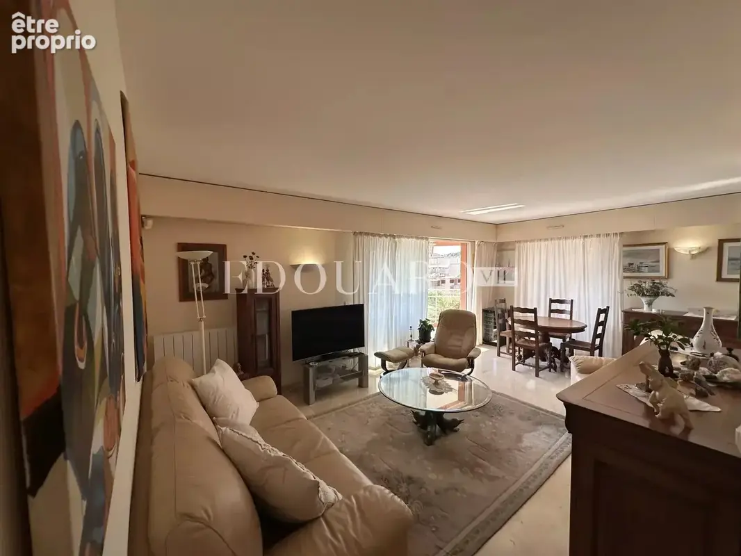 Dans immeuble de standing avec piscine, en exclusivité trois pièces avec vaste terrasse et garage - photo 15