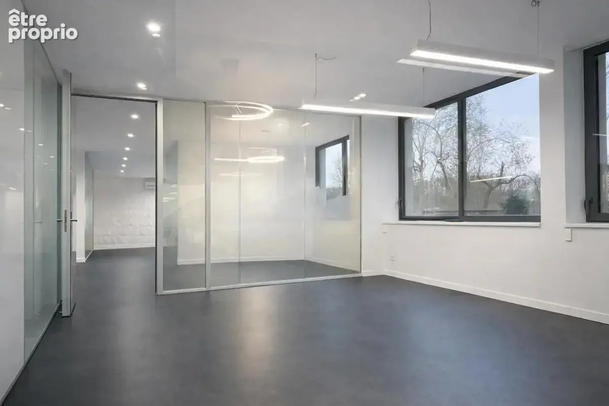 « 699 m² + terrasse + jardin + 15 parkings » - photo 7