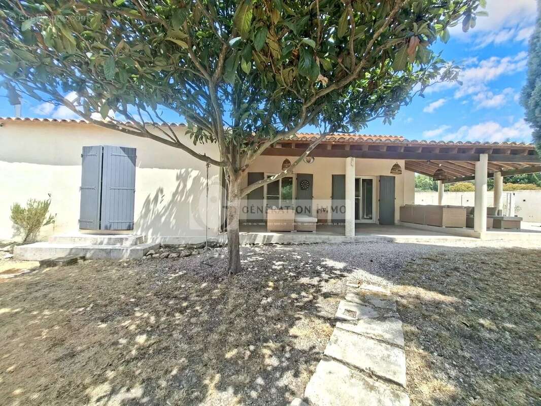 Villa de plain-pied avec piscine à Fontvieille - photo 3